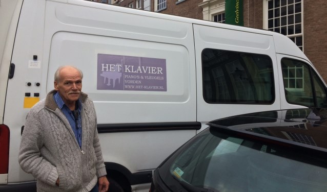 Jack van Dodewaard doneert een piano aan It's Time for Jazz bij Uffie's. Foto: PR