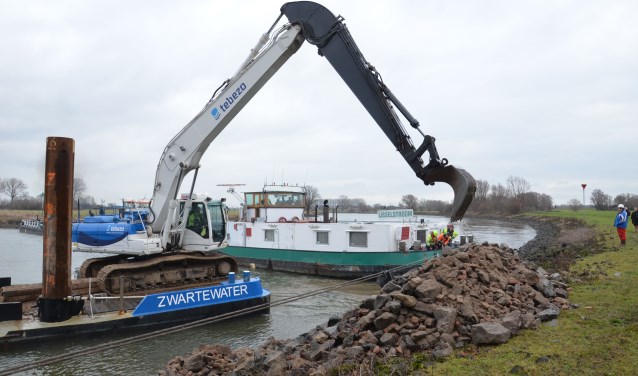 Binnenvaartschip op de IJssel bij Bronkhorst weer vlot - Contact Bronckhorst Midden