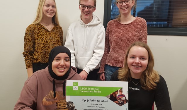 De winnaars: boven vlnr Emily de Hollander, Jip Oostendorp en Eva Hoog Antink. Onder Romaissae Taouil en Roos Hulshof. Foto: Kyra Broshuis