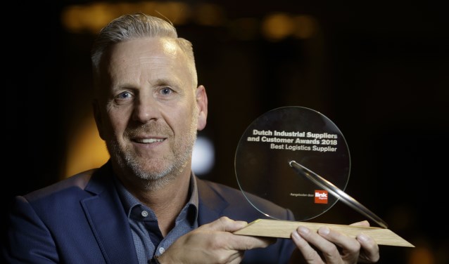 Directeur Casper Gerritsen toont trots de award. Foto: PR/LINK M