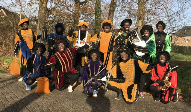 Deze Pieten gingen met geleende muziekinstrumenten door Hengelo voor vrolijke noten. Foto: PR