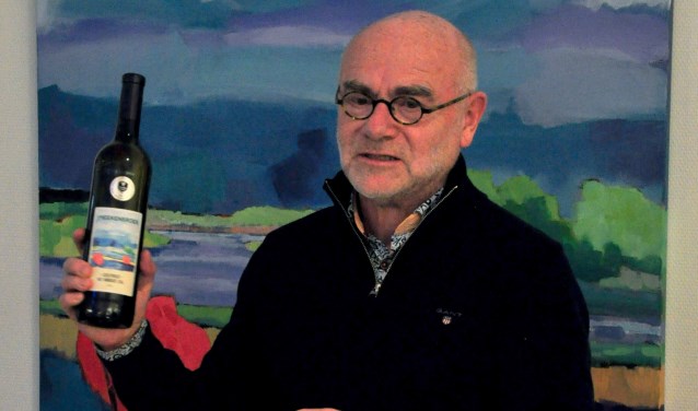Henk Hulshof krijgt 'IJsselpracht', de wijn met zijn schilderij op het etiket. Foto: Cor Huisman