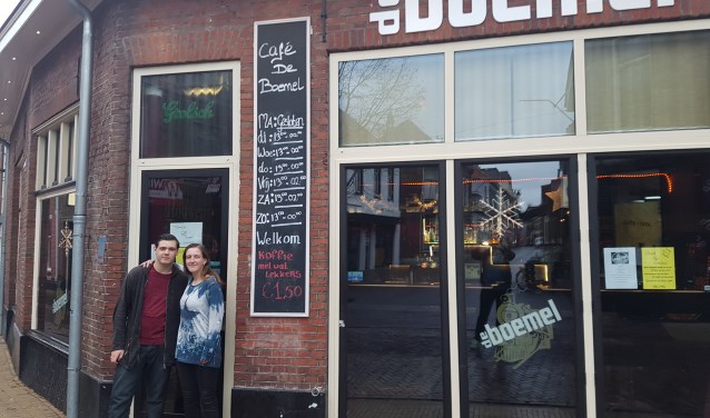 Uitbaatster Daniella van Druten samen met haar zoon Jeremy voor café De Boemel in Groenlo. Foto: Kyra Broshuis