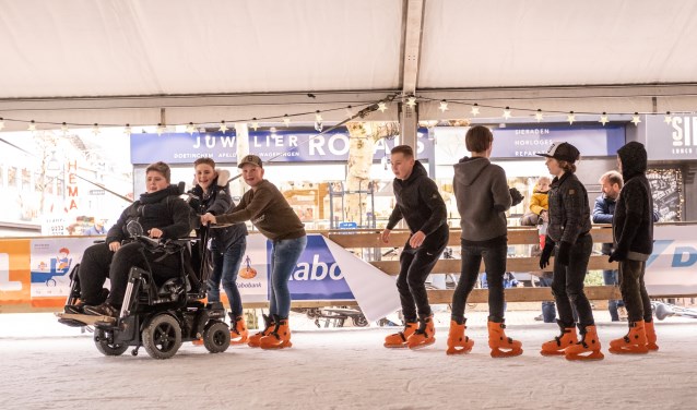 Jayden kreeg toestemming om met zijn rolstoel en zijn vrienden de ijsbaan op te gaan. Foto: Burry van den Brink