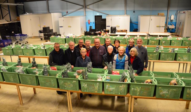 Derk Jansen (in geruit overhemd) te midden van zijn collega-vrijwilligers in de Zutphense Voedselbank. Foto: Alize Hillebrink