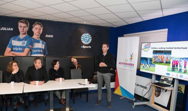 Ernst Jan Somsen (r) doet verslag namens OldStars Walking Football Achterhoek. Links mevr. Corina Gielbert van het ouderenfonds. Foto: Carlo Stevering Fotografie