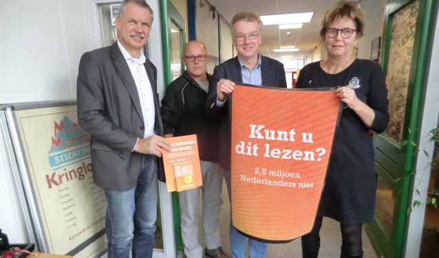 Peter van de Wardt, Rens Hasselman, Kor Datema en Hetty Wolf (vlnr) bij de start van de actie rond laaggeletterdheid. Foto: Walter Hobelman