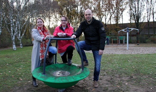 Petra Blom, Elly Loskamp en Marnix Schoppers staan rondom de nieuwe carrousel. Foto: Liesbeth Spaansen