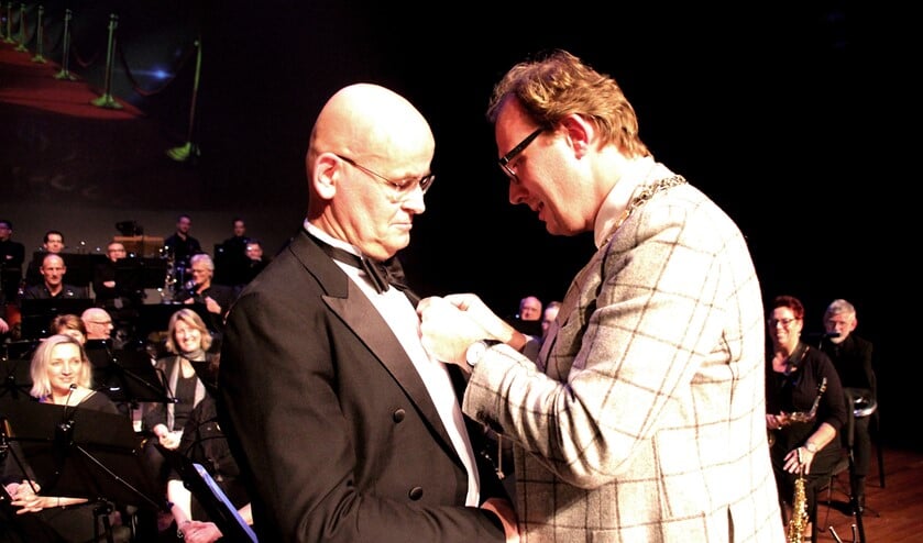Dirigent Joop Boerstoel krijgt de zilveren eremedaille van de gemeente Doetinchem uitgereikt door burgemeester Mark Boumans. Foto: Han Gerritsen