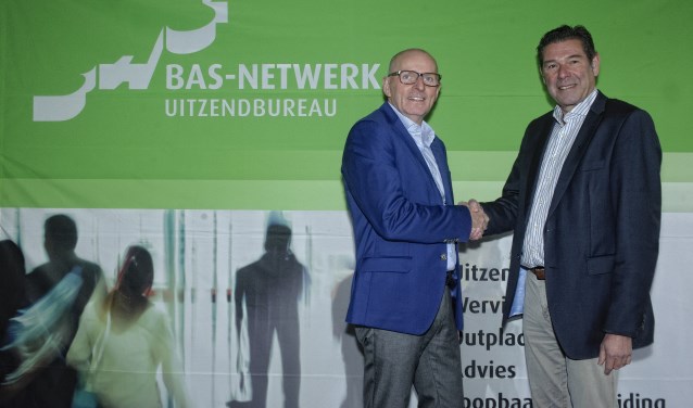 Jan Spekschoor (links) feliciteert Jan Derks met de overname van BAS-Netwerk bv. Foto: Han te Hennepe