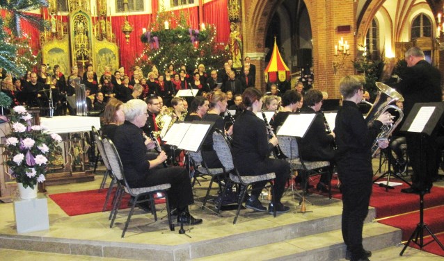 Muziekvereniging Groenlo tijdens een eerder verzorgd concert, samen met Vocales in de Calixtusbasiliek. Foto: Theo Huijskes