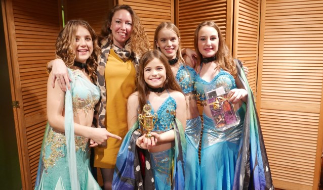 Bellygirlz met hun bokaal. Foto: Sheila Meijers