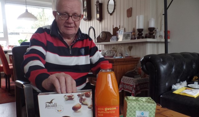 Henk Reitsema met de attenties die hij spontaan aan de bewoners van De Bundeling schonk. Foto: Jan Hendriksen.