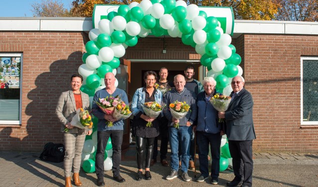 De acht jubilarissen van sv Dinxperlo. Foto: J.W. Mateman