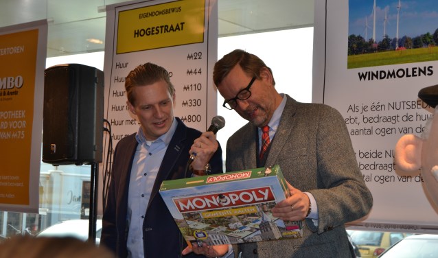 Tijn Leussink (links) en burgemeester Anton Stapelkamp bekijken het spel. Foto: Karin Stronks