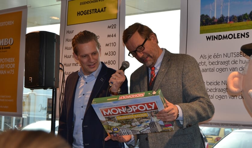 Tijn Leussink (links) en burgemeester Anton Stapelkamp bekijken het spel. Foto: Karin Stronks