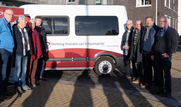 Nieuwe bus Schavenweide en de chauffeurs. Foto: Rob Wanrooij