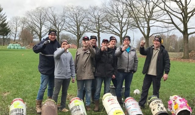 Heelwegse vriendengroep Carbid&Co wil bewust veilig het jaar uit. Foto: PR