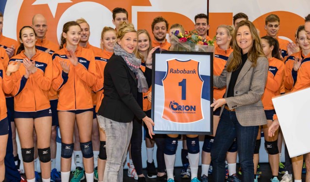 Judith Banning en Laura Stalp (beiden Rabobank) presenteren het nieuwe shirt aan de Orion-vrouwen. Foto: Robert van de Gevel