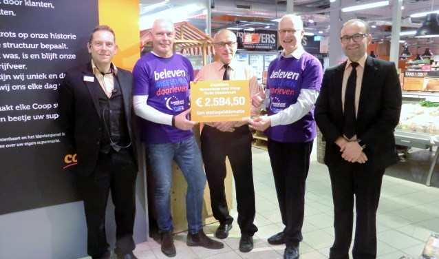 De overhandiging van de cheque van de Coop aan de organisatie van de SamenLoop voor Hoop. Foto: PR