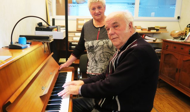 Joop en Hannie Abbink thuis in de (repetitie)kamer. Foto: Theo Huijskes