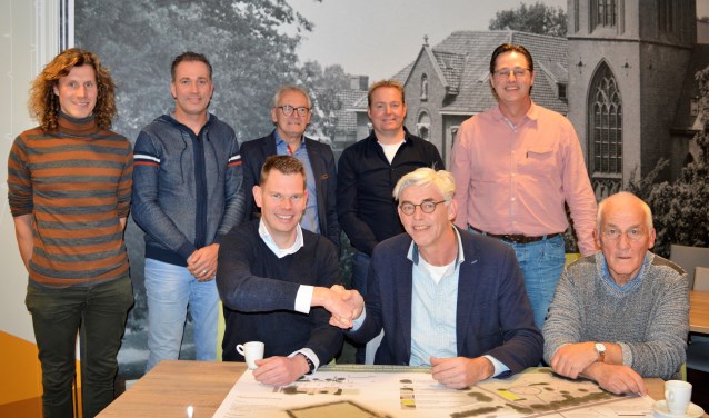 Op de voorgrond links voorzitter SSB Mark Ribbers en rechts Theo Helmers van VIOS Beltrum. Foto: Marco Heutinck