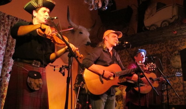 Het trio 'Other Roads' met (vlnr) fiddler Gregor Borland, gitarist/zanger Pete Abbott en gitarist/zanger David Walmisley. Foto: PR