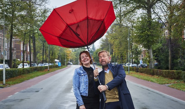 Zutphense Pracht hoofdredacteur Brigiet Bluiminck en columnist Harm Edens. Foto: Dik Windhouwer