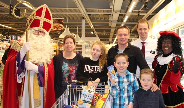 De blije familie Roosendaal met de manager van de Jumbo, Michiel Postma, samen met Sint en Piet. Foto: Marlous Velthausz