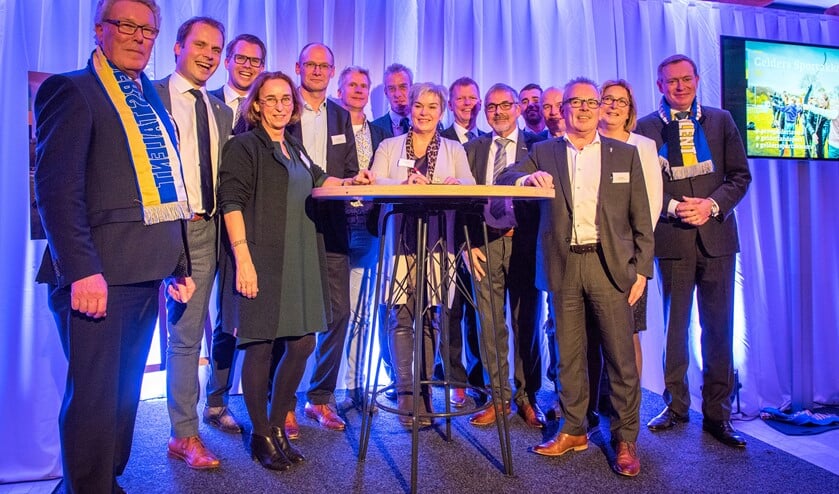 Het contract voor de samenwerking werd woensdag getekend. Foto: Jaap Zoet