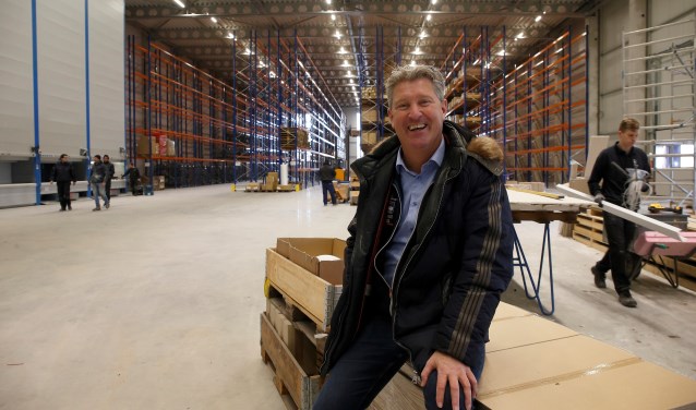 Ronald Ruesink in het magazijn van de nieuwe fabriek. Foto: Hans Prinsen
