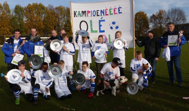 Het kampioensteam DZSV JO12-1. Foto: Wim Nieuwboer