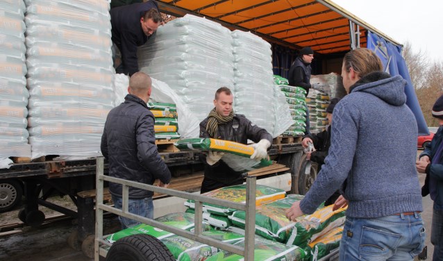 De zakken compost, koemest of tuingrond worden door de vrijwilligers thuisbezorgd. Foto: PR