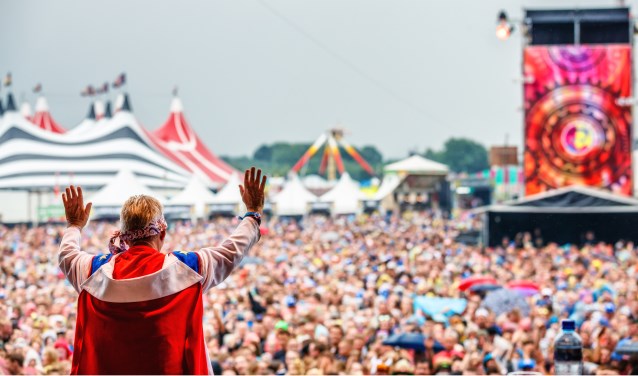 Tante Rikie krijgt 65.000 man aan het meezingen. Dat maakt haar een bijzondere Achterhoeker. Foto: Zwarte Cross