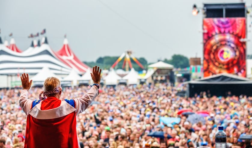 Tante Rikie krijgt 65.000 man aan het meezingen. Dat maakt haar een bijzondere Achterhoeker. Foto: Zwarte Cross