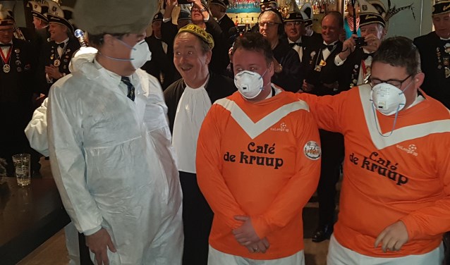 Vlnr Jan Kruip, Gerard klein Gunnewiek, Jeroen Doest en Remco Brockötter werden veroordeeld tot het meelopen in de optocht. De 'keien' met de kei en de twee Knunnekesleden in een Longa-shirt. Foto: Kyra Broshuis