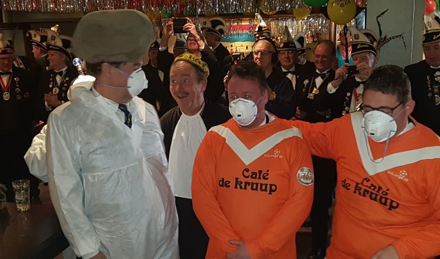 Vlnr Jan Kruip, Gerard klein Gunnewiek, Jeroen Doest en Remco Brockötter werden veroordeeld tot het meelopen in de optocht. De 'keien' met de kei en de twee Knunnekesleden in een Longa-shirt. Foto: Kyra Broshuis