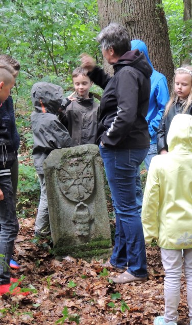 Schoolkinderen van beide zijden van de grens wandelen langs de grensstenen en krijgen uitleg. Foto: Rob Vister