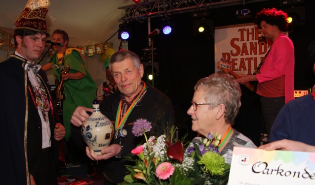 Fons Taken met het Kruukske van Verdienste. Foto: PR