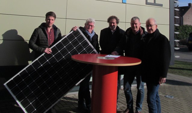 Pim van Bussel, Albert Ordelman, Hans Reede en Ruud Krabbenborg (vlnr) met een zonnepaneel. Foto: Bert Vinkenborg