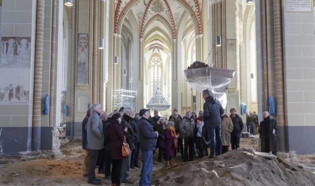 Stadsarcheoloog Michel Groothedde vertelt de genodigden over de ruim 250 unieke munten uit 1400-1830 die gevonden zijn bij het archeologisch onderzoek in de kerk. Foto: Patrick van Gemert