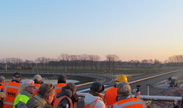 Aanwezigen bekijken het nieuwe tracé vanaf het viaduct. Foto: Rob Stevens