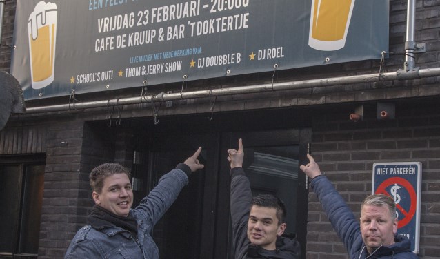 Nick Ebbers (rechts) met enkele jonge wagenbouwers als 'comité van aanbeveling' voor het Tentfeest.