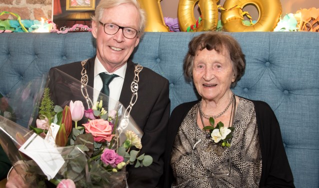 Locoburgemeester Oege Bosch kwam mevrouw Kip-Oostenenk feliciteren. Foto: PR