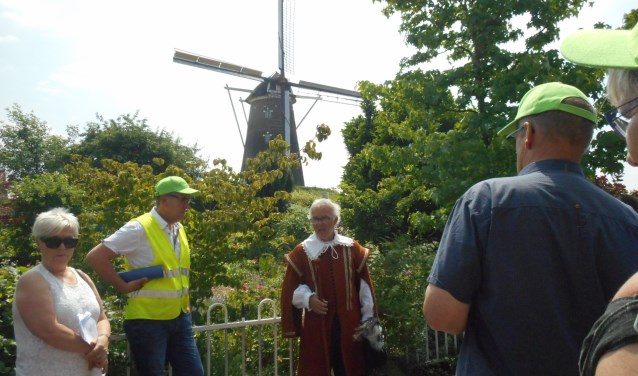 Stadsgids Prins Maurits in actie bij een rondleiding. Foto: PR