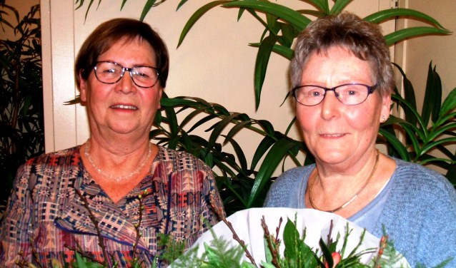 Elly Leuverink en Joke Buiting (r) werden gehuldigd. Foto: Reinier Kroesen
