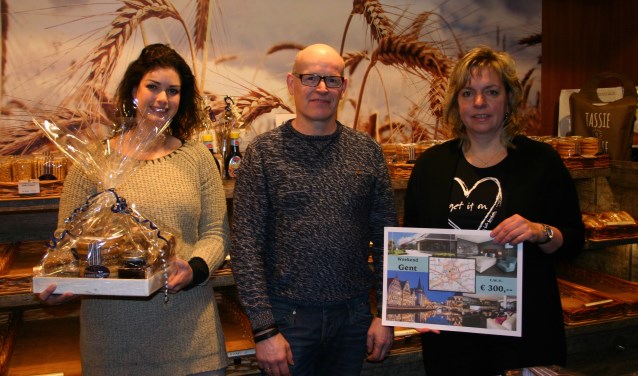 Bakker Henri Scholten met de prijswinnaressen Moniek Reindsen (l) en Astrid Groote Haar. Foto: PR