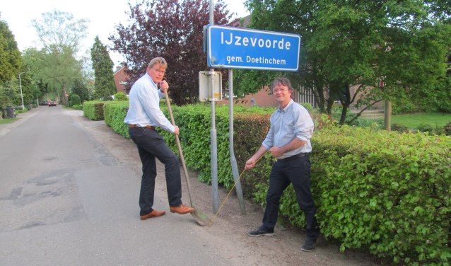Jan Scholten en Jeroen Stern (r) van de Werkgroep Glasvezel Slangenburg-Heidenhoek. Foto: Bert Vinkenborg