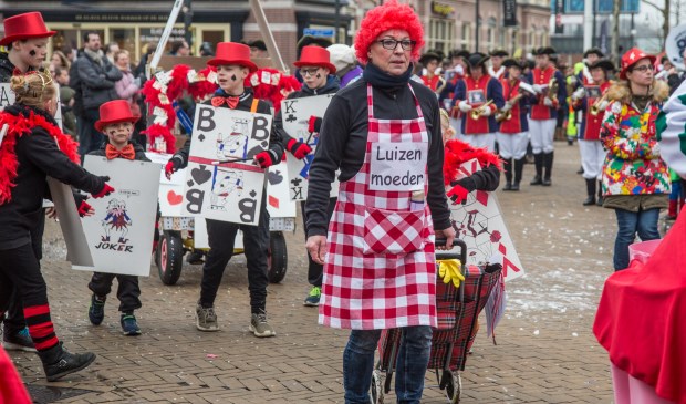 De Luizenmoeder kon natuurlijk niet ontbreken in de Grote Leutekumse Optocht. Foto: Burry van den Brink
