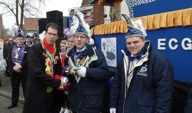 Burgemeester overhandigt de sleutel aan Prins Henri.